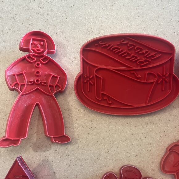 Lot Of 14 Vintage Plastic Cookie Cutters Various Holidays Bakercore Creativecook - Picture 5 of 8